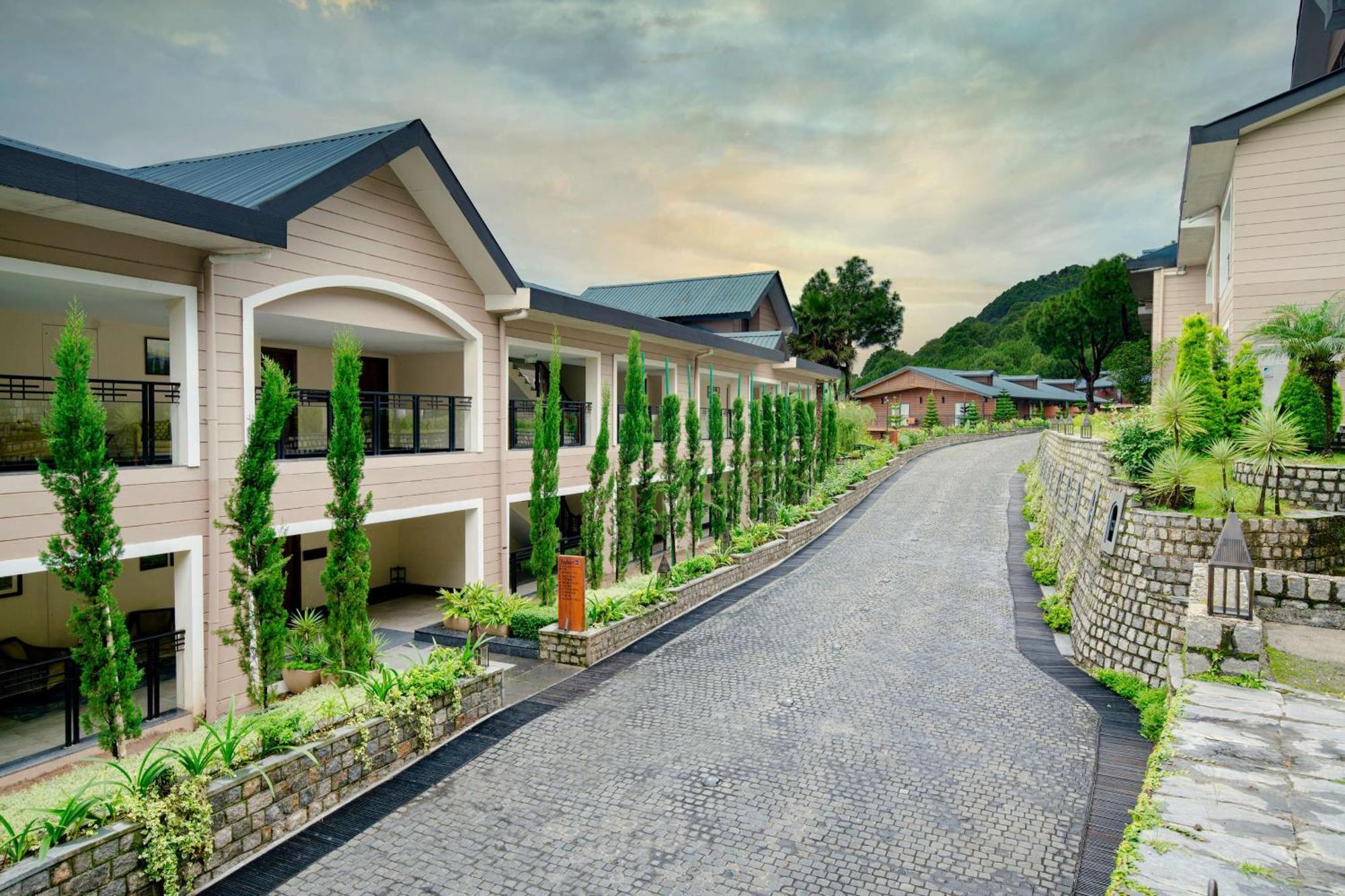 Radisson Blu Resort Дхарамсала Екстериор снимка